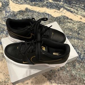Nike Air Force 1 LV8 youth size 6.5